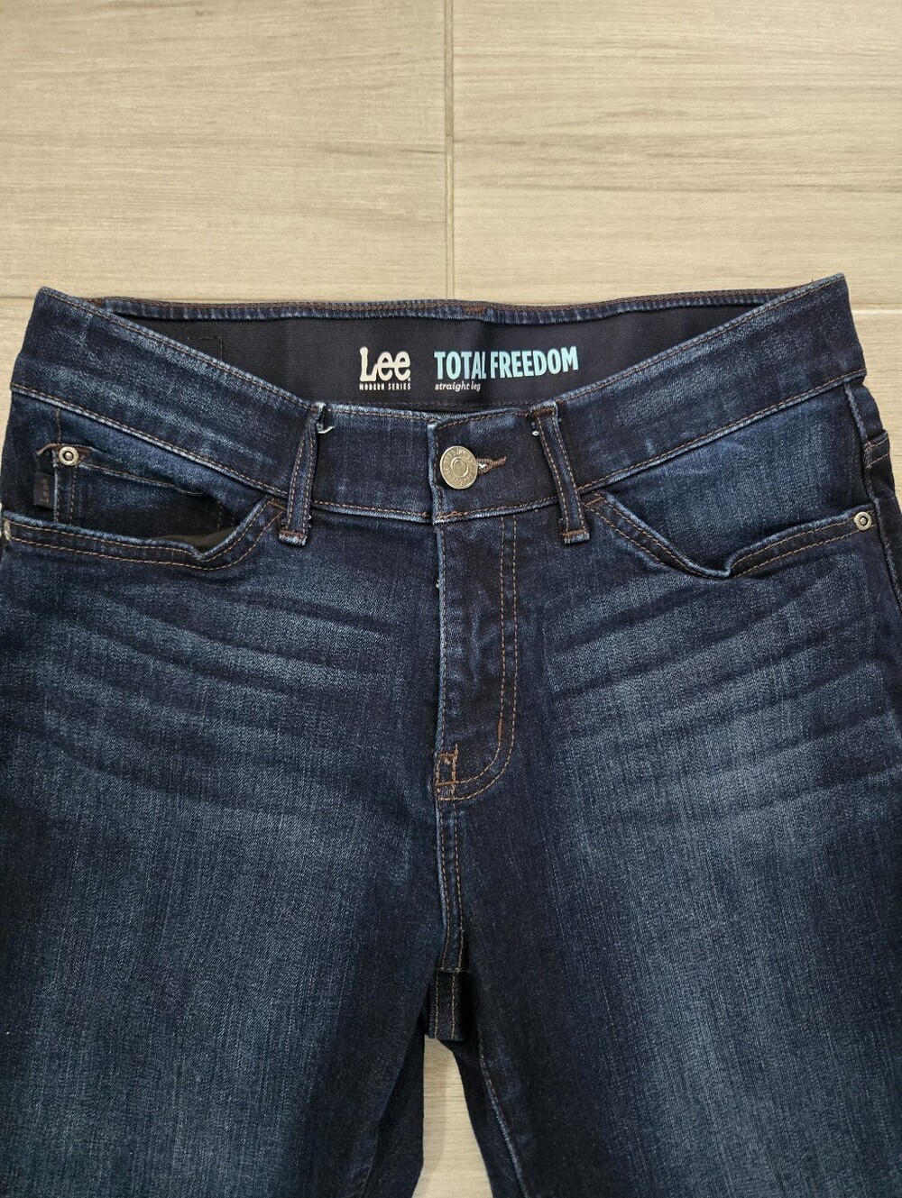 Lee Total Freedom Straight Leg Jeans in Dark Indigo Wash Size 8